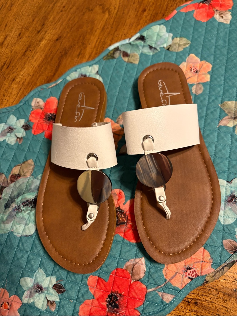 Bluefin Maui style sandals with silver medallion